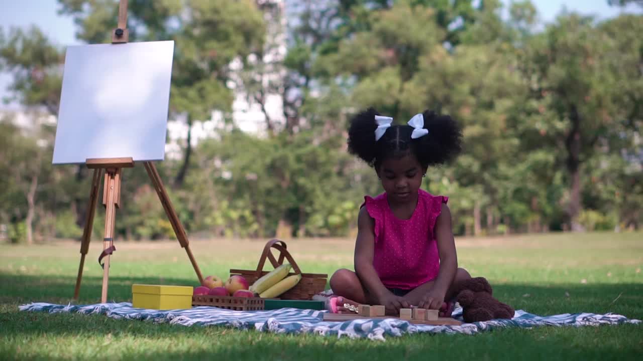 小女孩在户外玩耍，可爱的小女孩在花园里玩耍视频下载