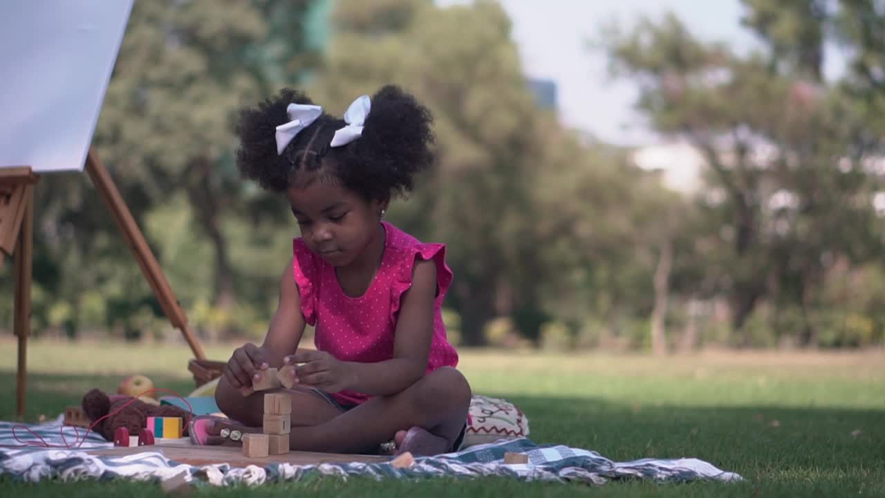 小女孩在户外玩耍，可爱的小女孩在花园里玩耍视频下载