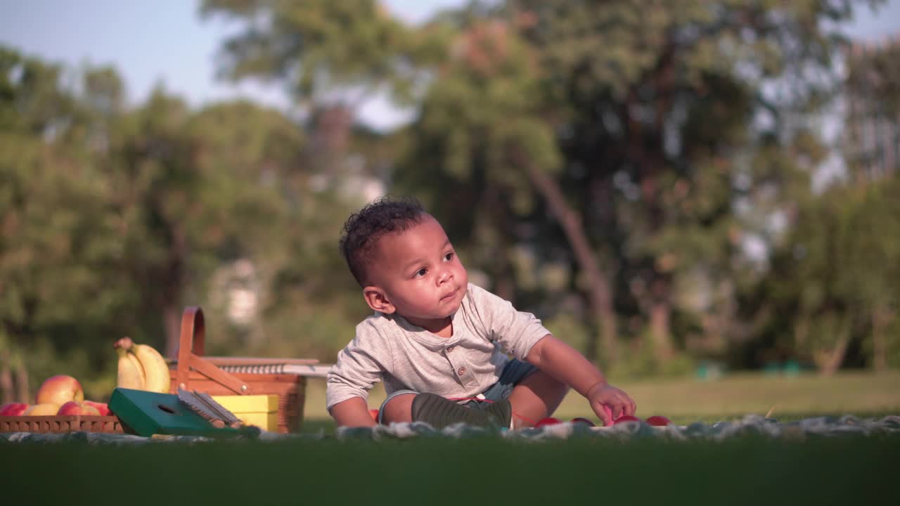 可爱的小男孩在公园里玩耍，快乐的小男孩在花园里玩耍视频下载