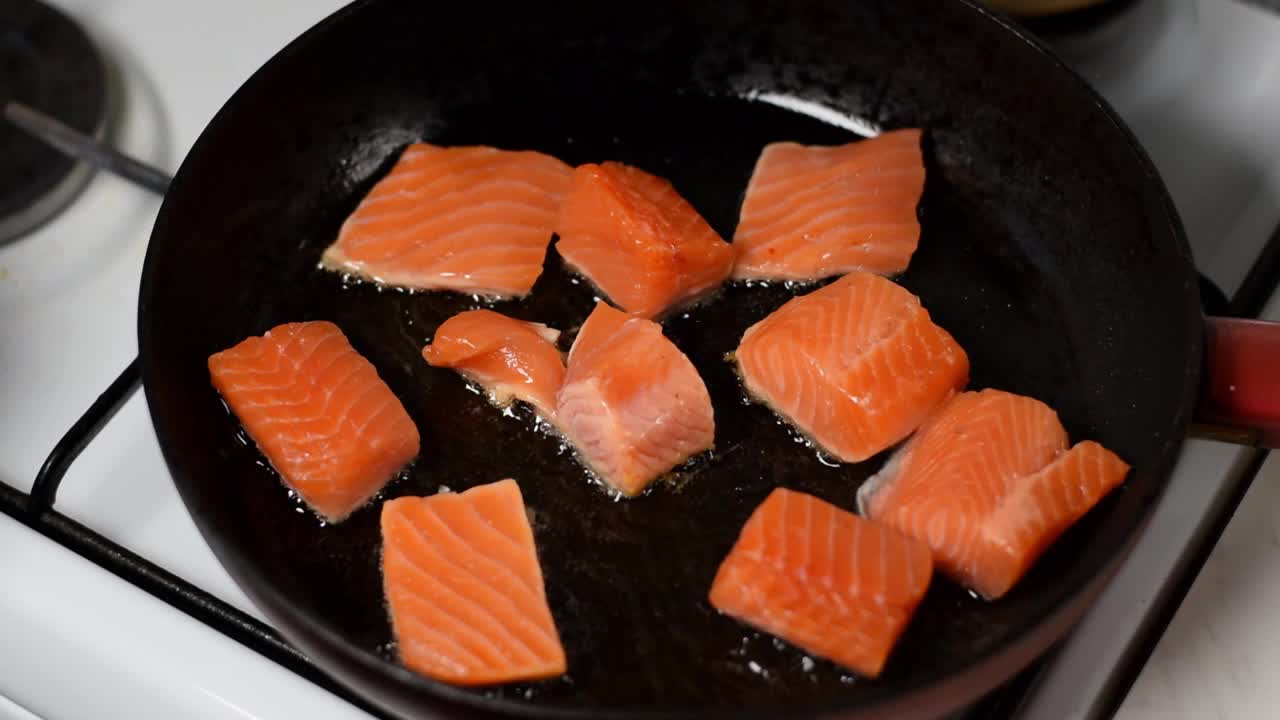 生鳟鱼片放在煎锅上视频下载