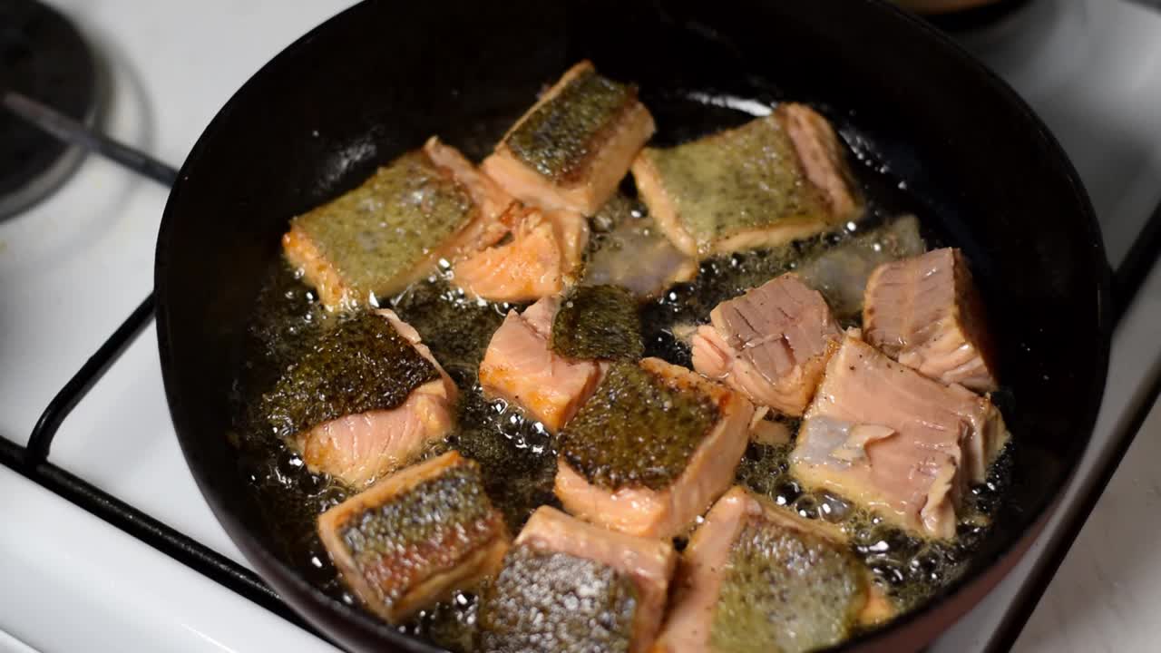 在煎锅上用盐腌鳟鱼片视频下载