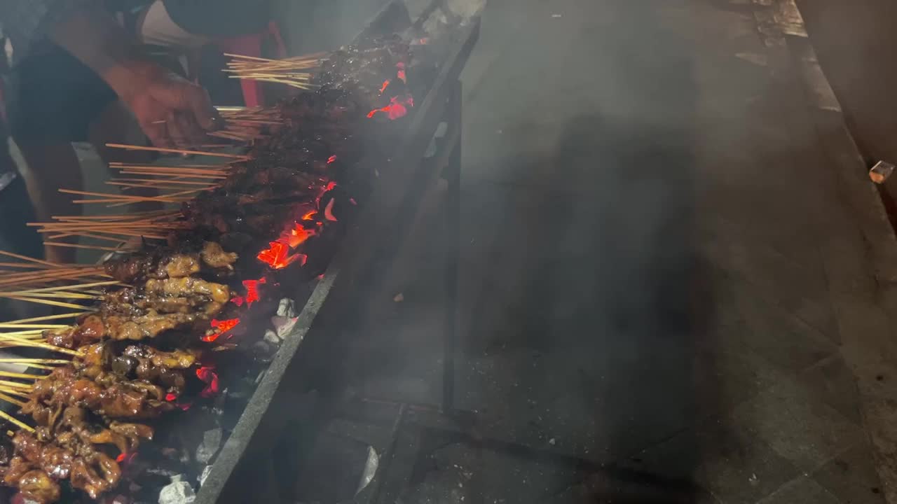 鸡肉用竹签串在炭炉上。视频下载