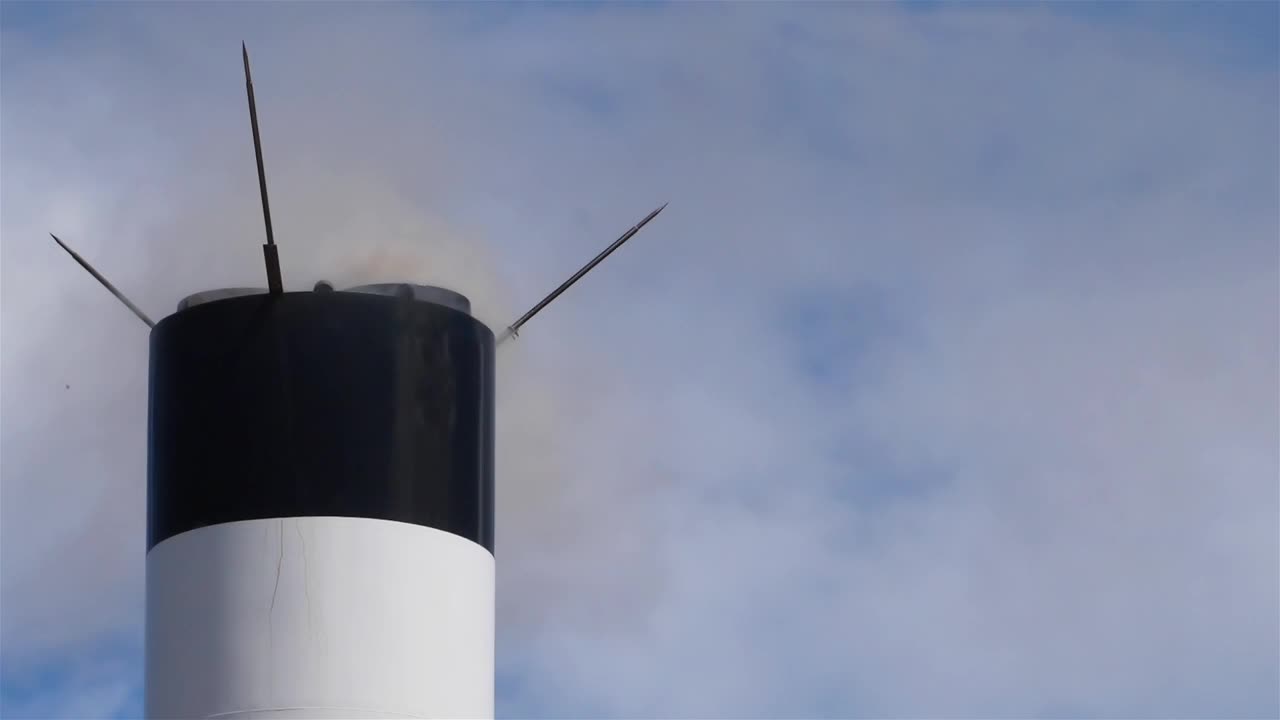来自法国烟囱的烟雾和空气污染。视频下载