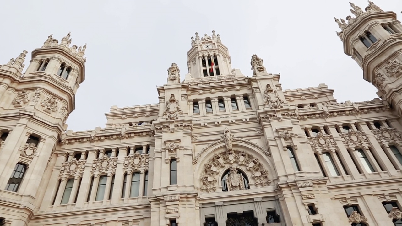 西班牙马德里的城市生活：西贝莱斯广场视频下载