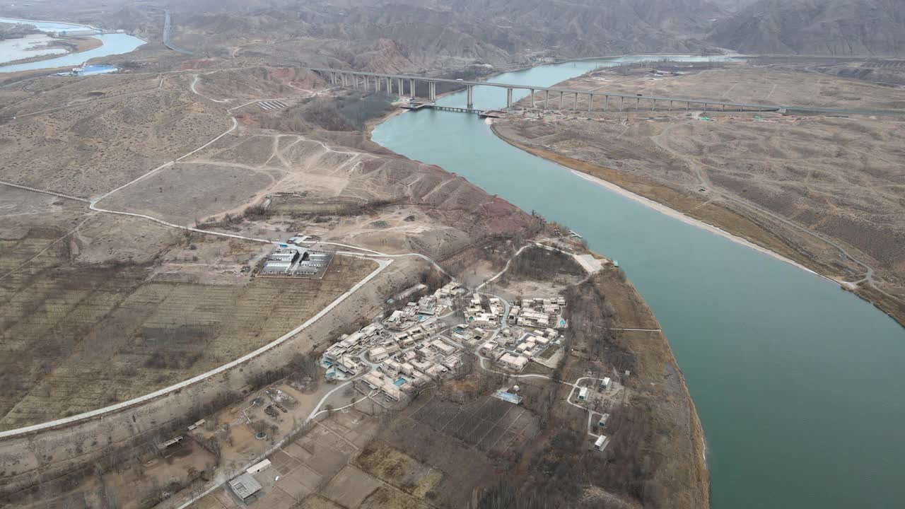 飞越中国宁夏黄河岸边的一个小村庄视频下载