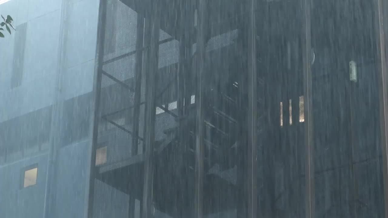 下雨天的住宅楼视频下载