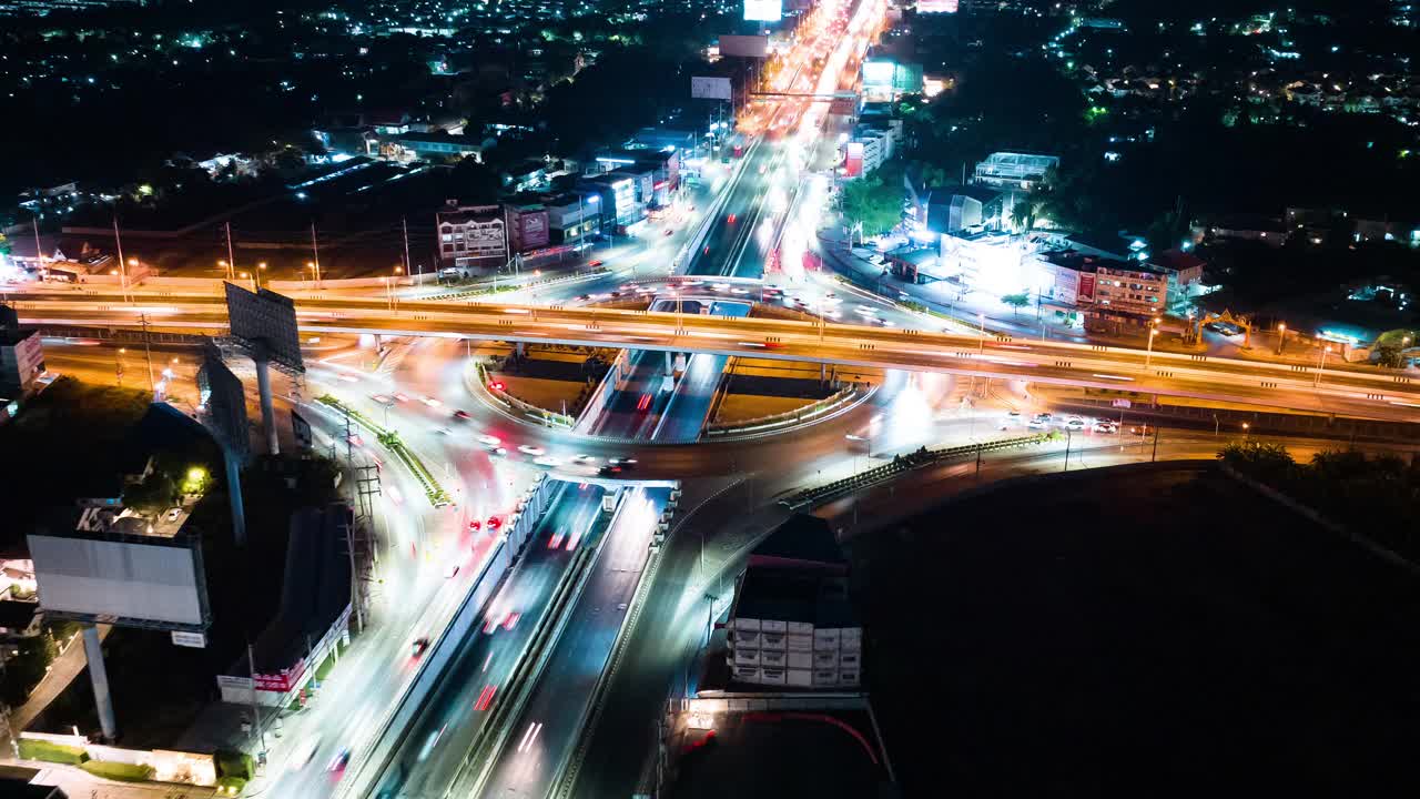 亚洲城市中心环形环形道路上夜间汽车交通运输的超延时。无人机鸟瞰图，高角度。公共交通或通勤城市生活的概念视频素材