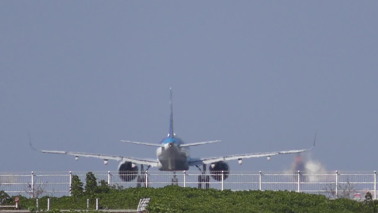 从冲绳那霸机场起飞和降落的客机视频素材