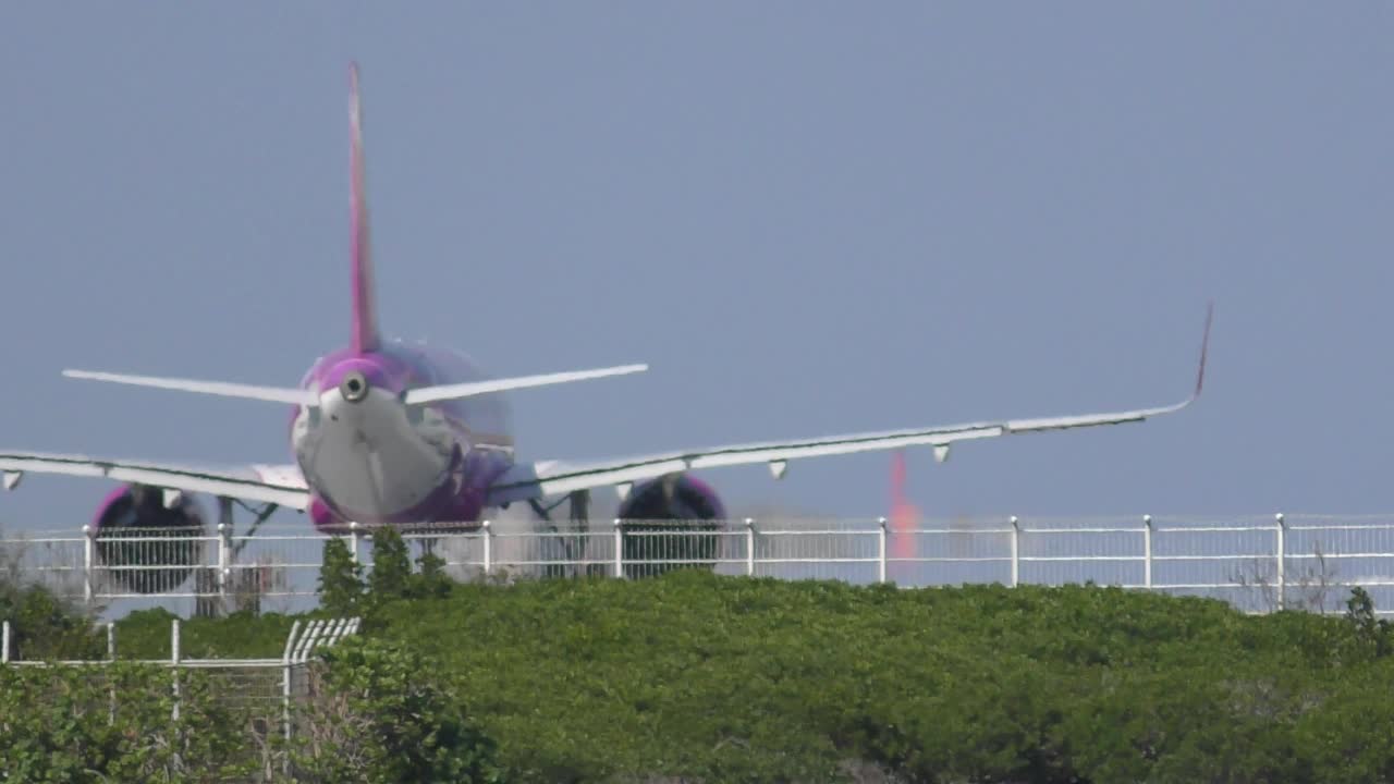 从冲绳那霸机场起飞和降落的客机视频素材