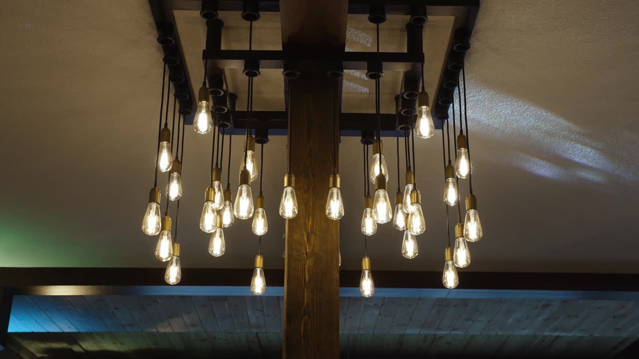 天花板上装有许多灯丝灯泡的灯具。视频下载