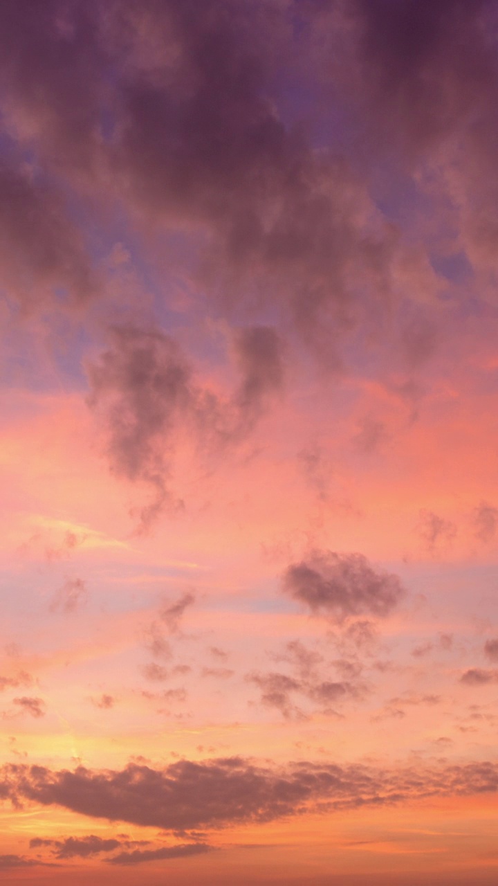 时间流逝的彩色自然云移动在晴朗的天空视频素材