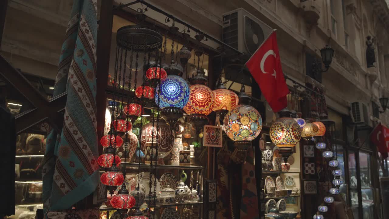 土耳其伊斯坦布尔的巴扎尔商店里有吊灯视频下载