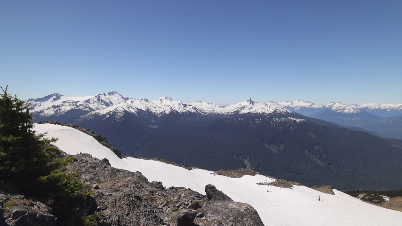 加拿大不列颠哥伦比亚省，从滑雪缆车上俯瞰惠斯勒黑梳滑雪场全景视频下载