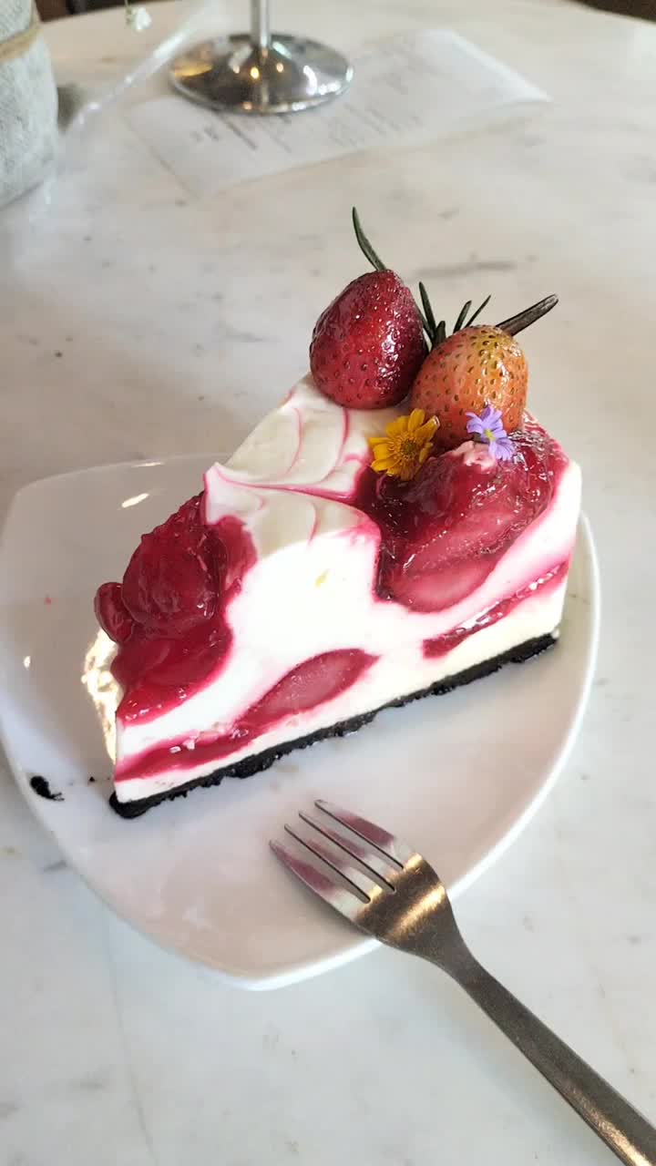 这是美味的草莓芝士蛋糕视频素材