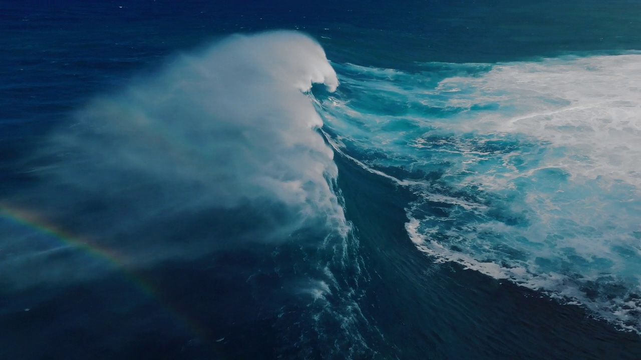 空中拍摄的巨大的蓝色海浪坠毁视频下载