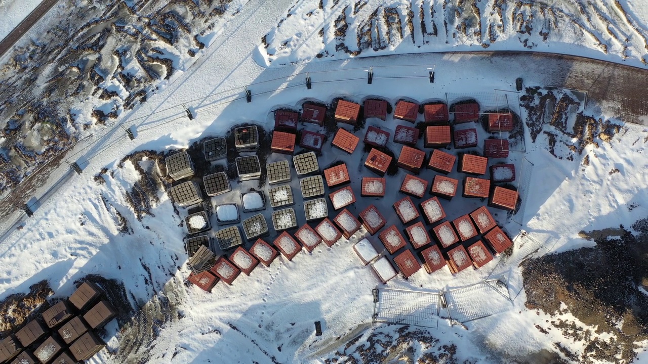 红色和灰色的铺路石堆在冬天的城市广场，架空视频下载