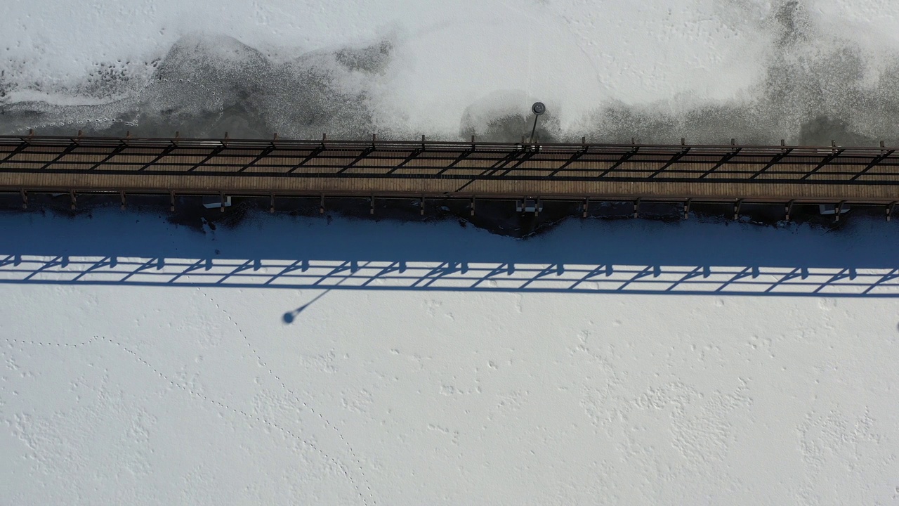 冰湖上的木桥，架空视频素材