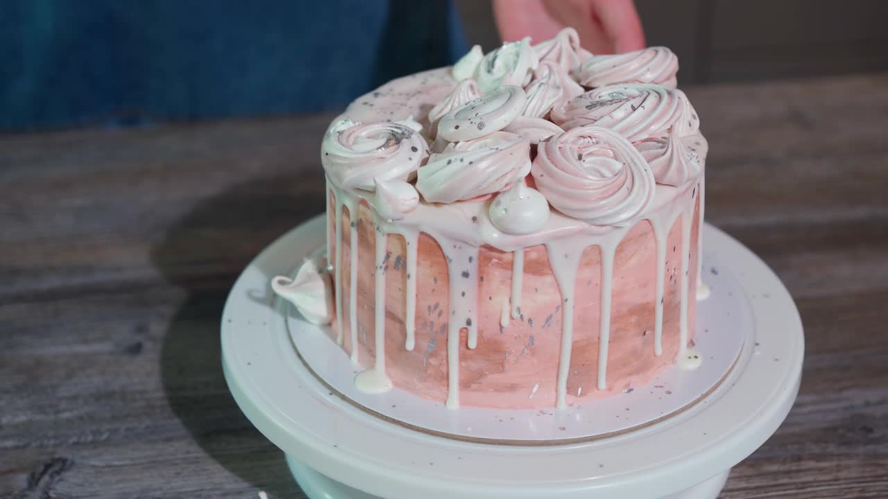美丽的节日粉色蛋糕装饰蛋白霜。给一个女孩的生日蛋糕视频素材