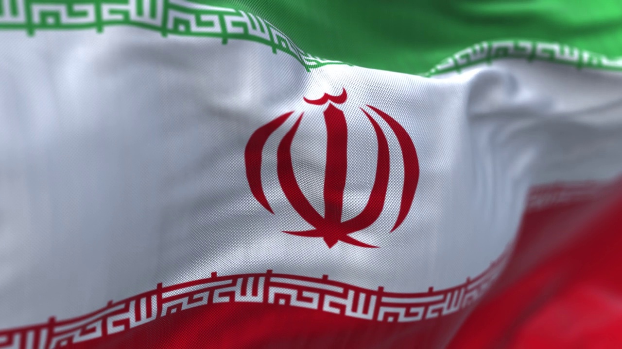 近距离观察在风中飘扬的伊朗国旗视频下载
