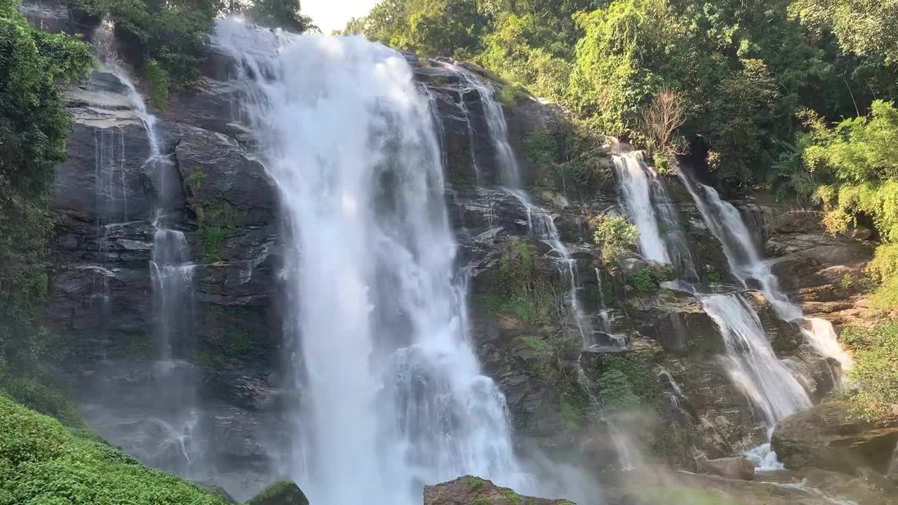 泰国清迈省茵他农省热带雨林中的Wachirathan瀑布视频下载