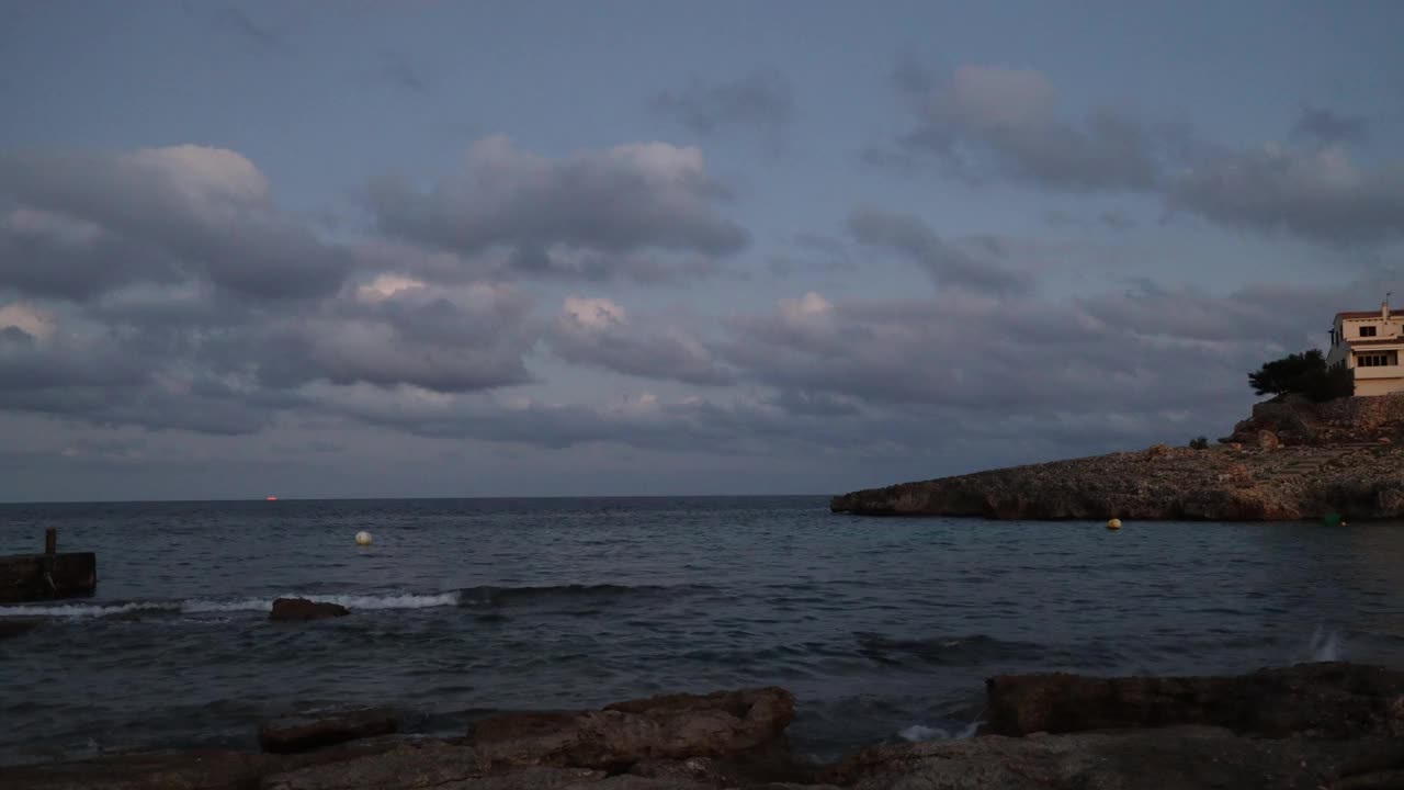 满月时间在西班牙马略卡岛的巴利阿里群岛Portocolom附近的一个小海湾Cala Murada视频下载