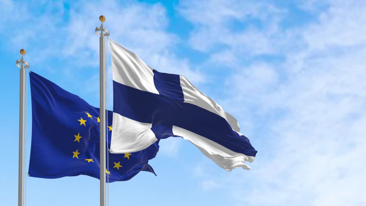在一个晴朗的日子里，芬兰国旗和欧盟国旗一起飘扬。视频素材