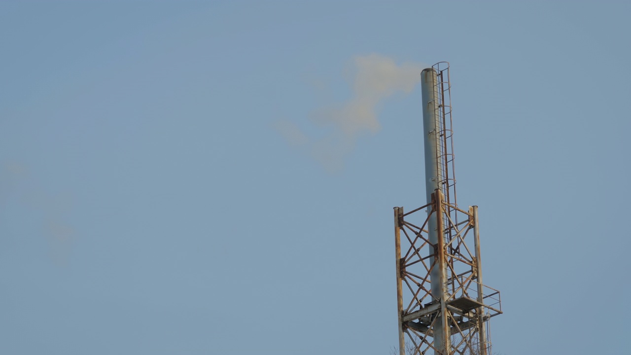 工厂大烟囱排放白烟对抗天空环境污染视频下载