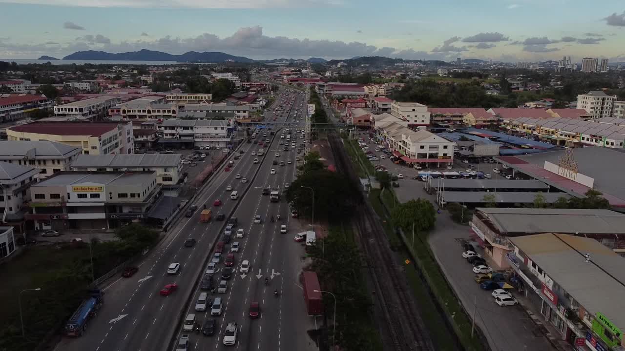 无人机在高速公路上从上到下拍摄的视频下载