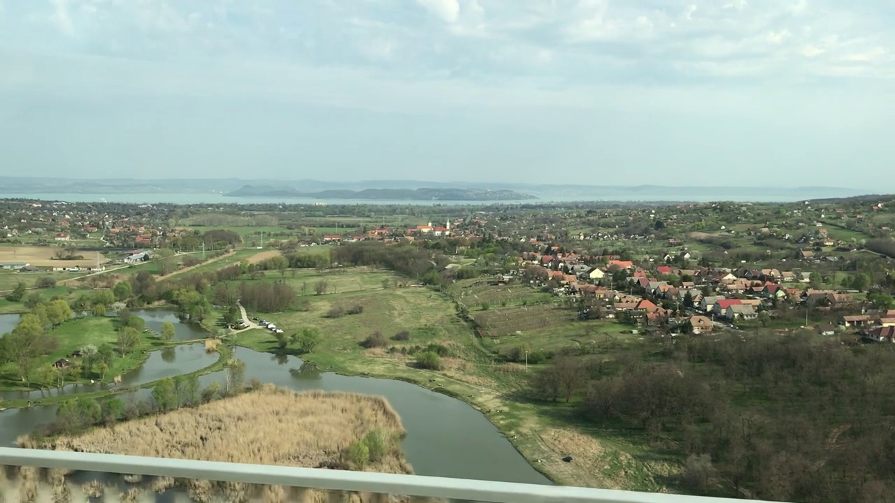 美丽的匈牙利春天景观山谷桥索莫奇县巴士公路旅行巴拉顿湖天际线旅游旅游目的地度假视频下载