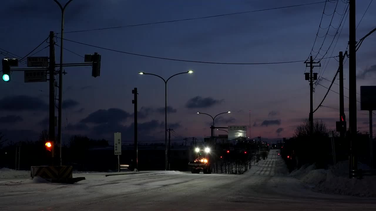 一辆除雪车在黎明时分在日本北海道的Nemuro工作视频素材