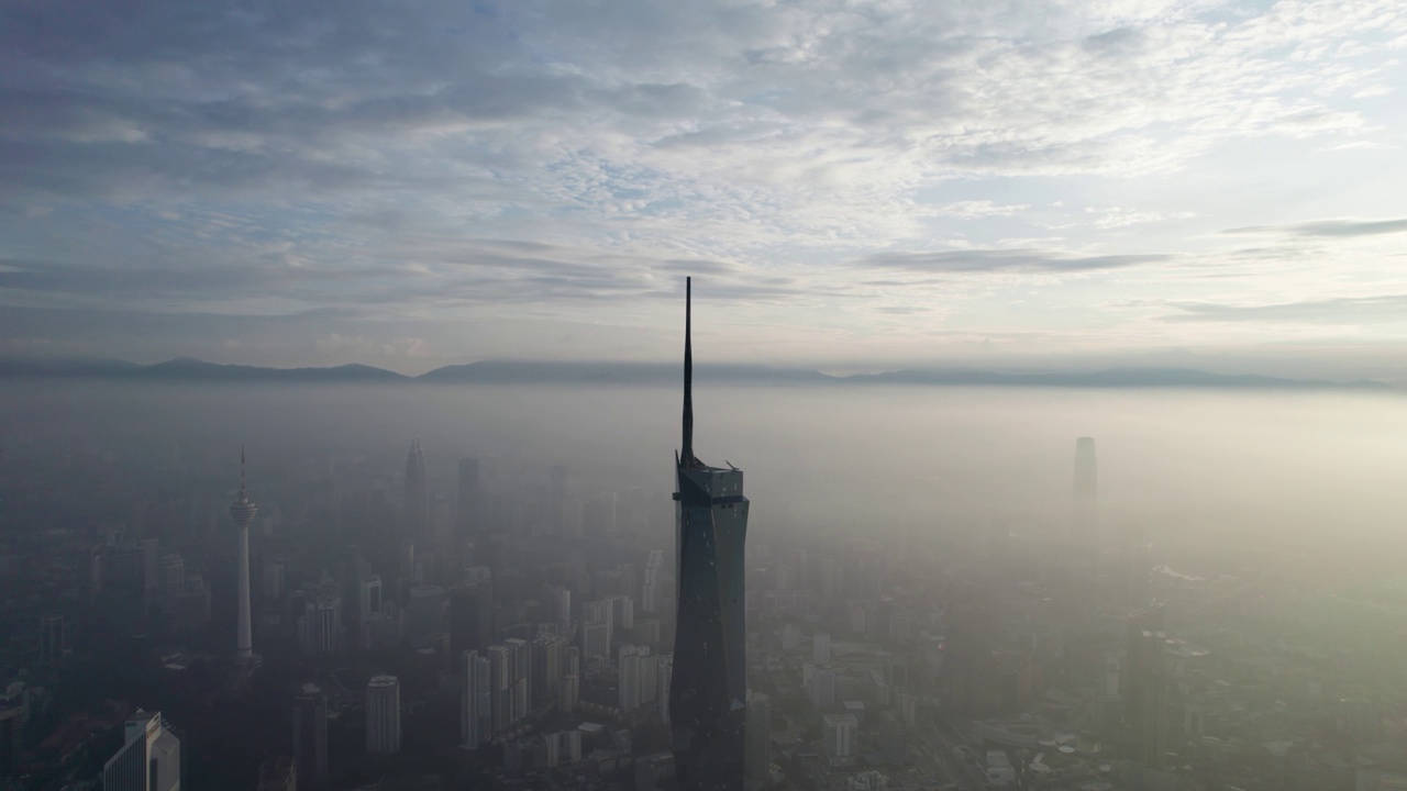 多云日出时，无人机拍摄的马来西亚最高建筑。视频下载