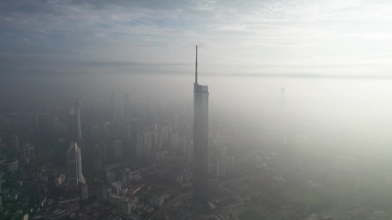 在多云日出期间，无人机拍摄了马来西亚最高的建筑。视频下载