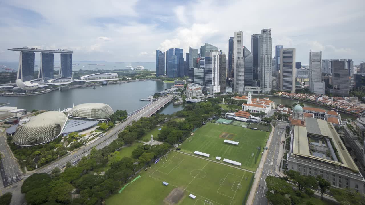 新加坡滨海湾城市天际线的云景鸟瞰图。视频下载