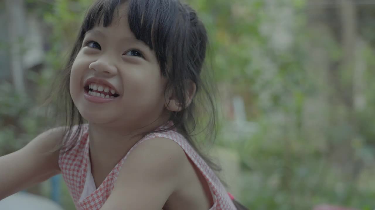 可爱的亚洲女孩炫耀自己用盐水吊带洗鼻子。视频下载