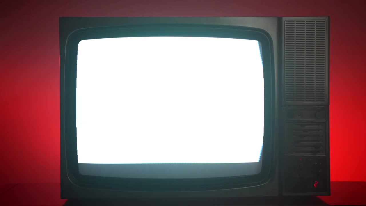 红色背景的老式电视，电视屏幕上闪烁的横条纹，古董电视上的卫星信号不好，显示器显示有噪音和条纹干扰的坏电视视频下载