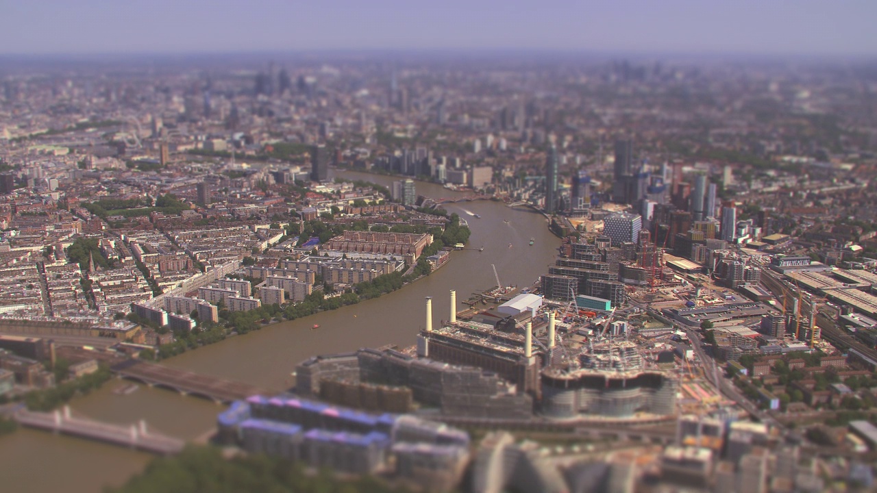 巴特西发电站、泰晤士河和英国伦敦的鸟瞰图，带有倾斜位移微缩图像效果。4 k视频下载