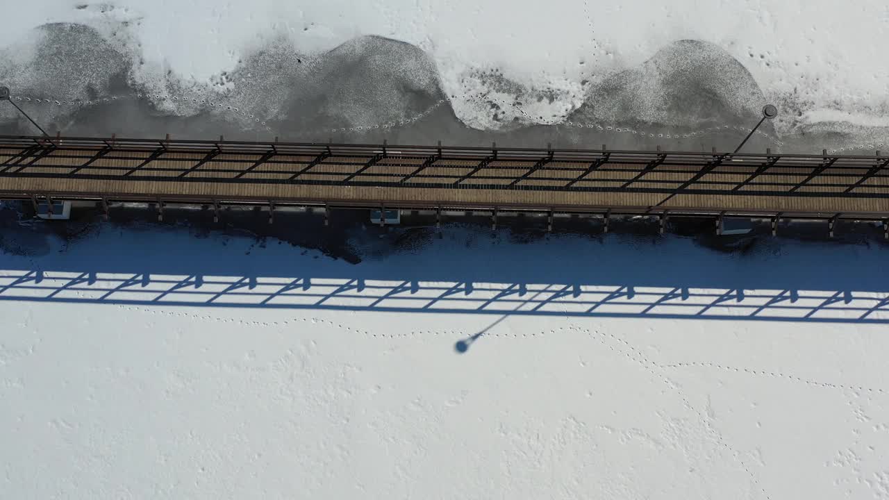 冰湖上木桥施工，架空视频素材