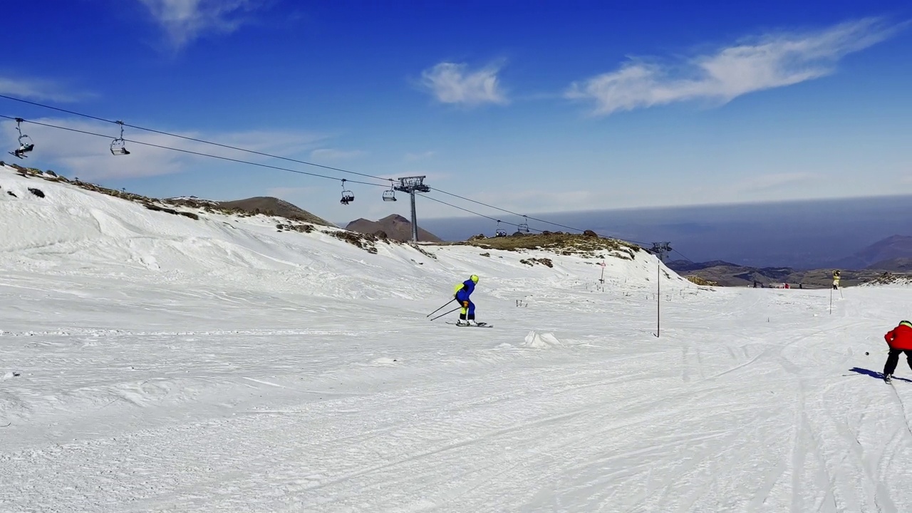 两个小兄弟在滑雪场的山上滑雪视频下载