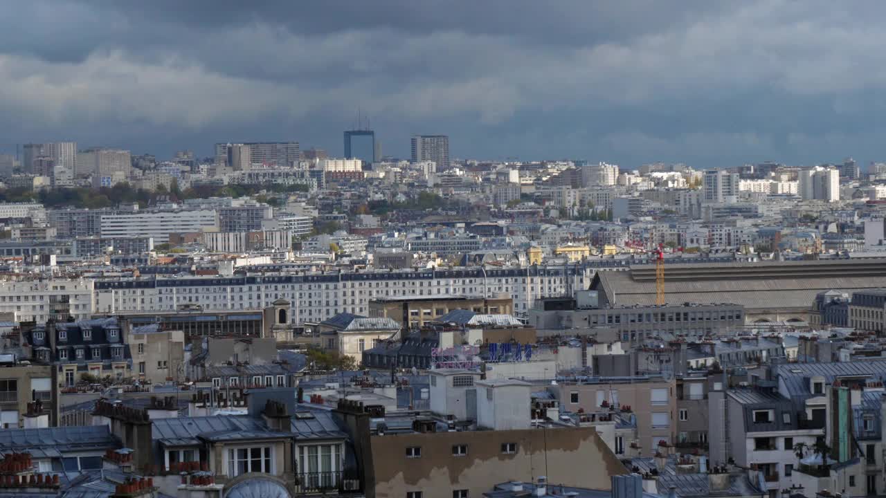 从法国巴黎的蒙马特山上看风景视频下载