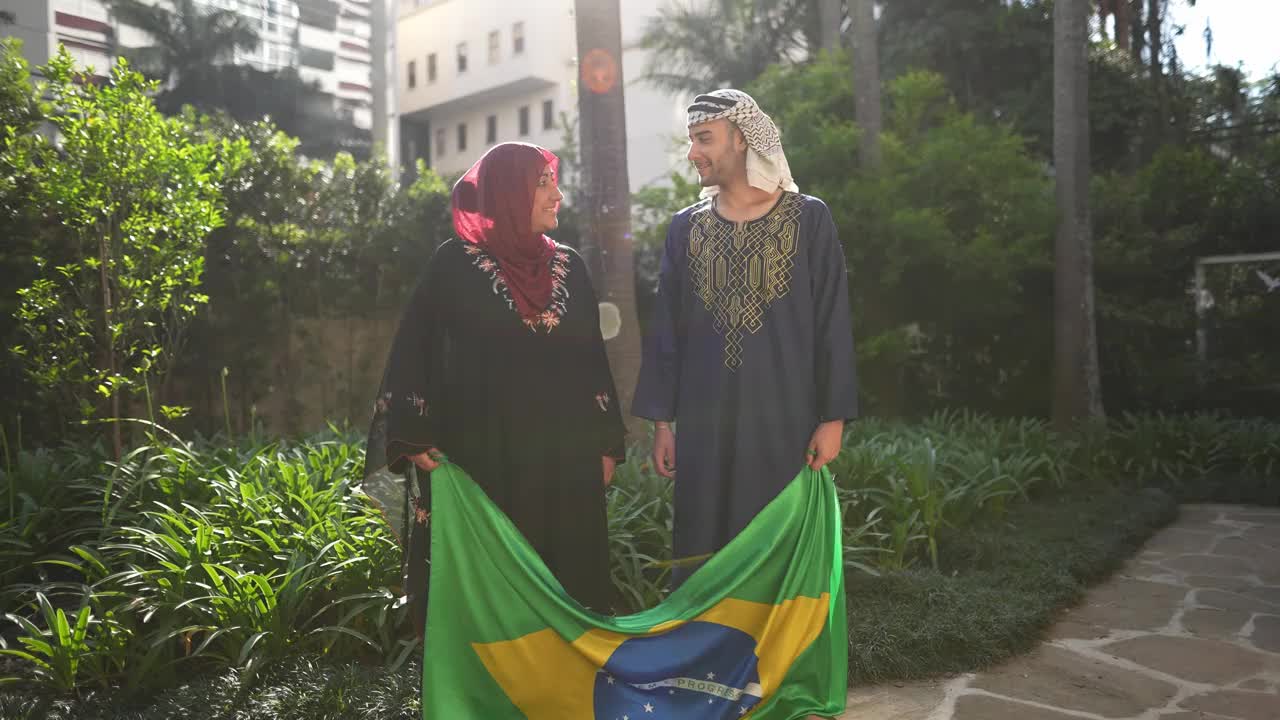 母亲和儿子在户外举着巴西国旗视频下载