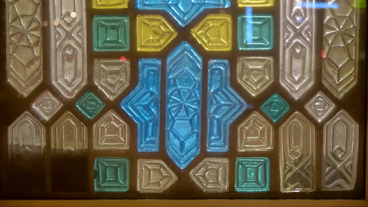 在中央清真寺的墙壁上，美丽的拱形窗户和彩色的装饰品视频下载