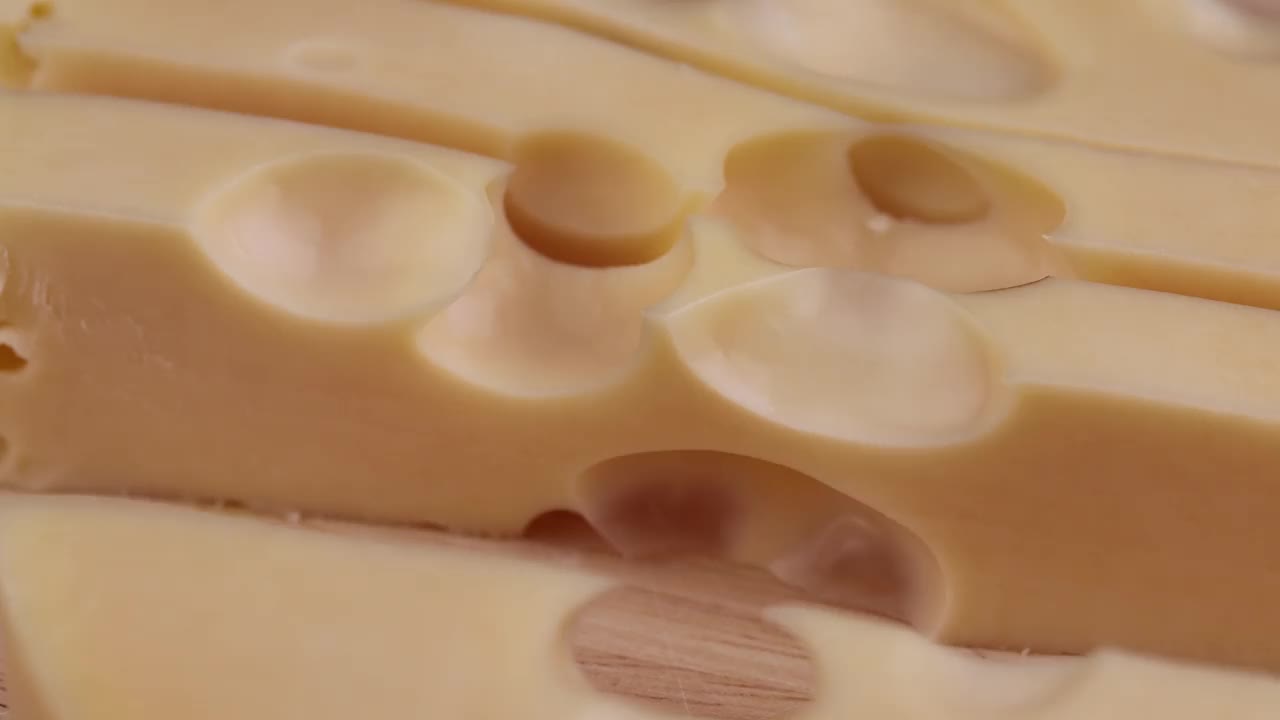 拿一些有洞的硬奶酪视频下载