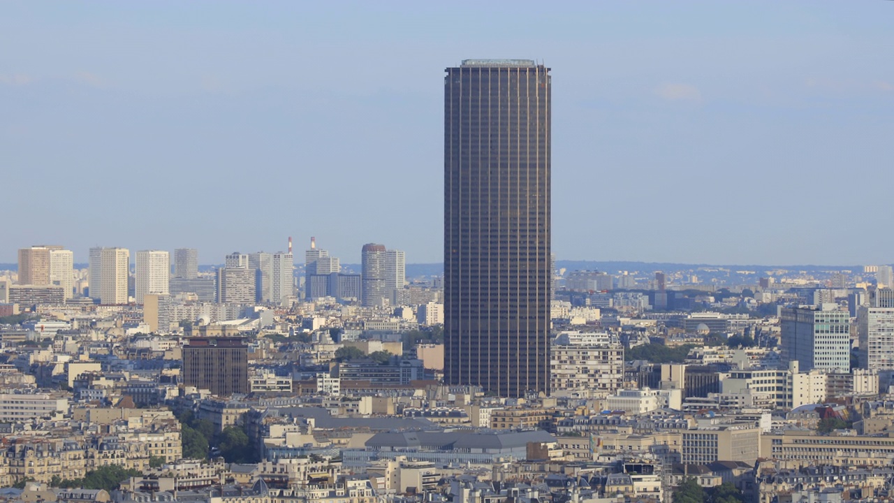 从巴黎埃菲尔铁塔的二楼俯瞰蒙帕纳斯塔视频下载