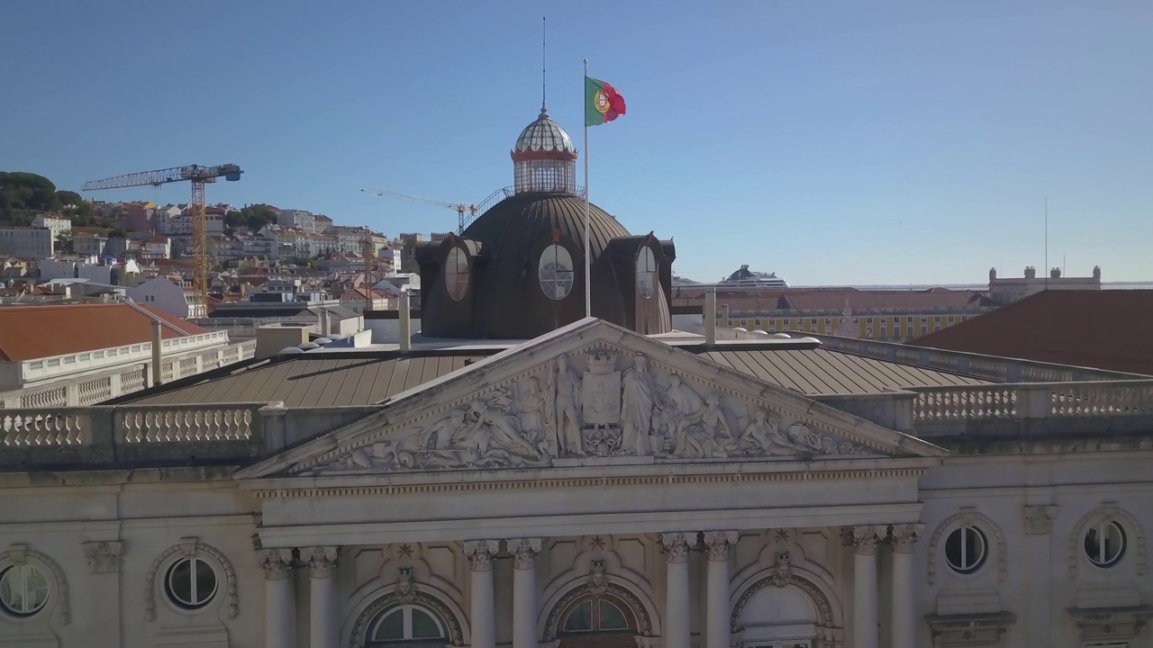 葡萄牙首都里斯本，卡马拉市(Camara Municipal de Lisboa) Município do Comércio广场上的葡萄牙国旗鸟瞰图。视频下载
