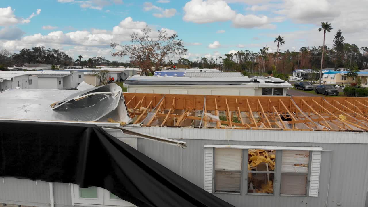 在佛罗里达州，4K无人机拍摄的屋顶被飓风移除的移动房屋视频- 37视频下载
