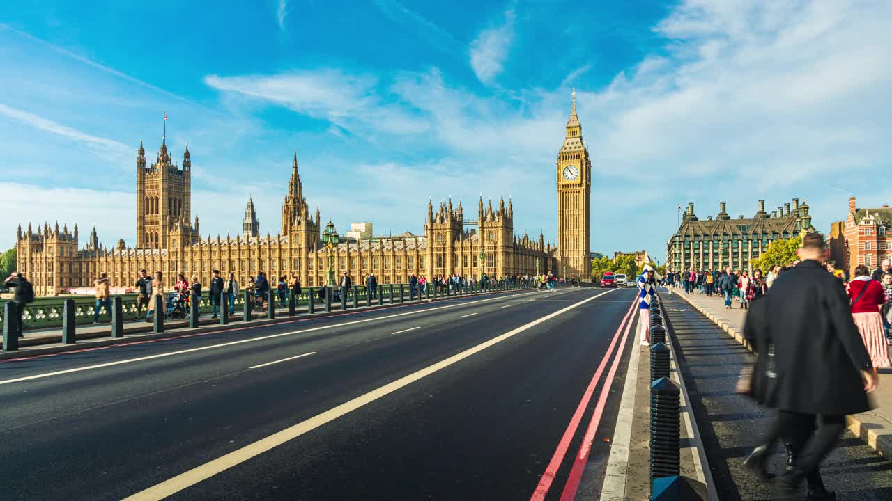 人群拥挤的时间流逝，在英国伦敦议会大厦和威斯敏斯特大桥的大本钟旅游散步和观光视频下载