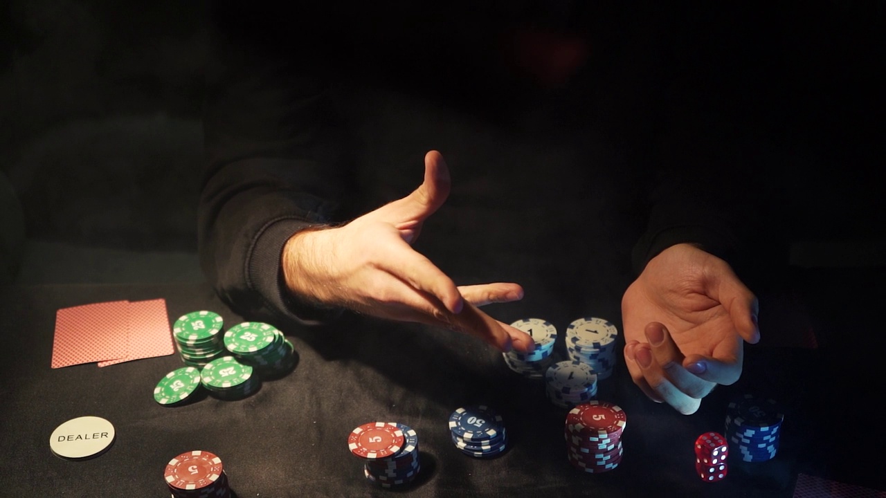 大胡子男子在赌场打扑克。这个人赢了，有效地把牌扔到桌子上。缓慢的运动。视频下载