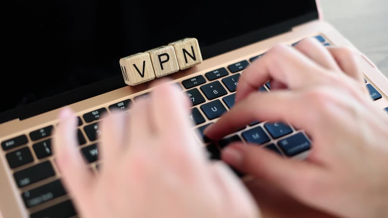 用户从笔记本电脑上通过VPN访问互联网，特写4k电影慢动作视频下载