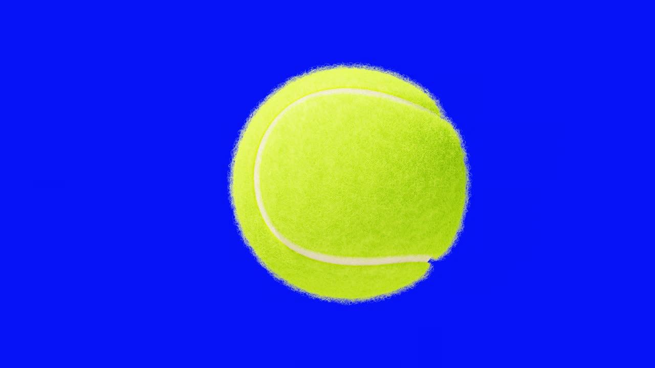 网球近距离旋转在蓝色背景循环3d动画。无缝慢动作转向黄绿色网球隔离阿尔法面具。体育的概念视频下载