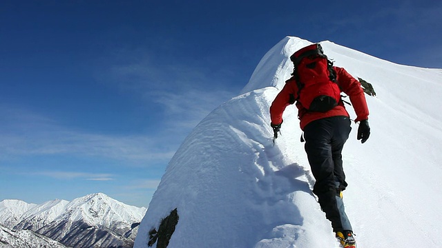 攀登积雪的山脊- HD1080p视频素材